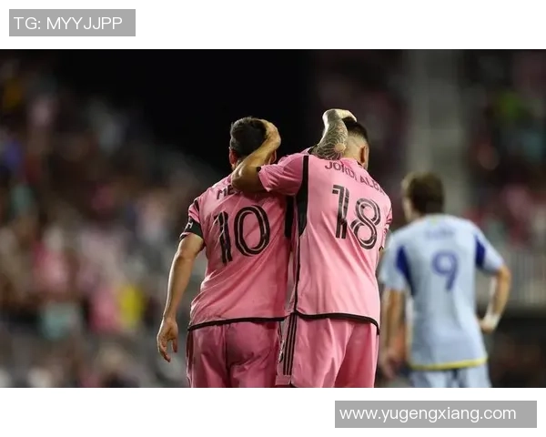 足球明星化身球迷巧妙混入赛场引发热议与欢笑